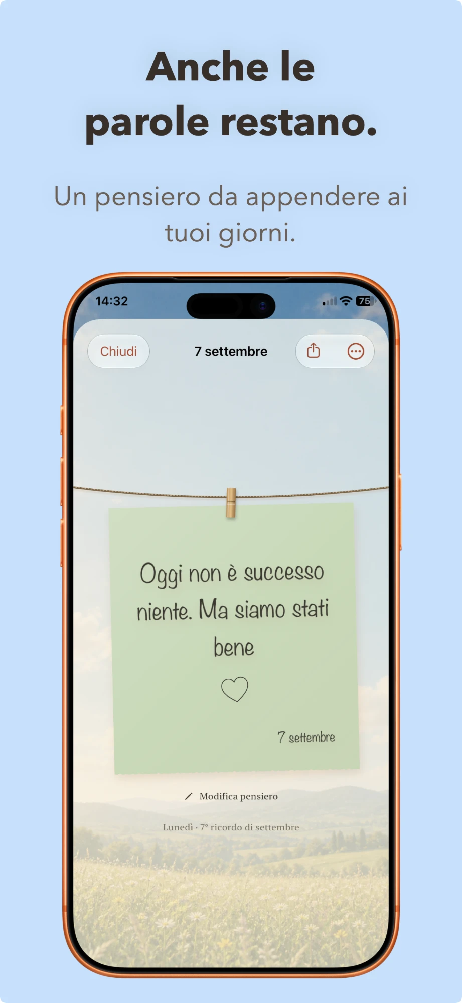 Un pensiero scritto su un bigliettino verde appeso alla molletta.